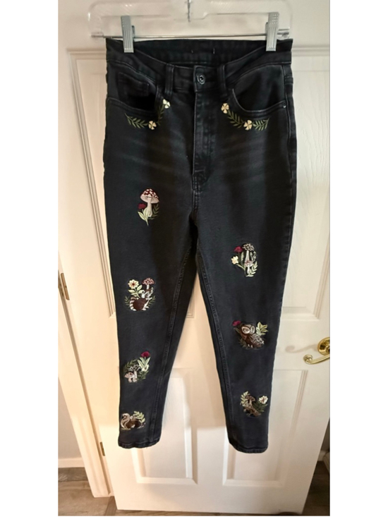 Hot Topic Denim - Mushroom & Forest Creature Embroidered Mom Jeans Hot Topic sz 2